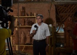 Professor de literatura grava aula na Central de Artesanato